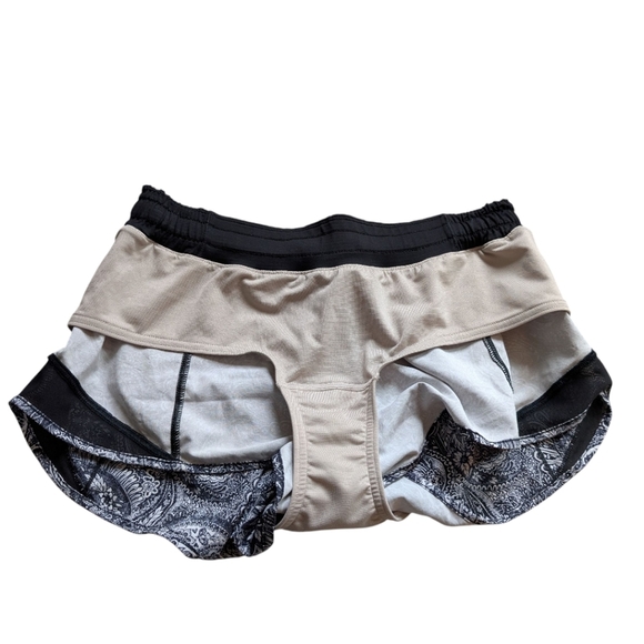 Lululemon Hotty Hot Short Mini Antique Paisley White Black Rel: 9/16 Women's 6 - Picture 11 of 16